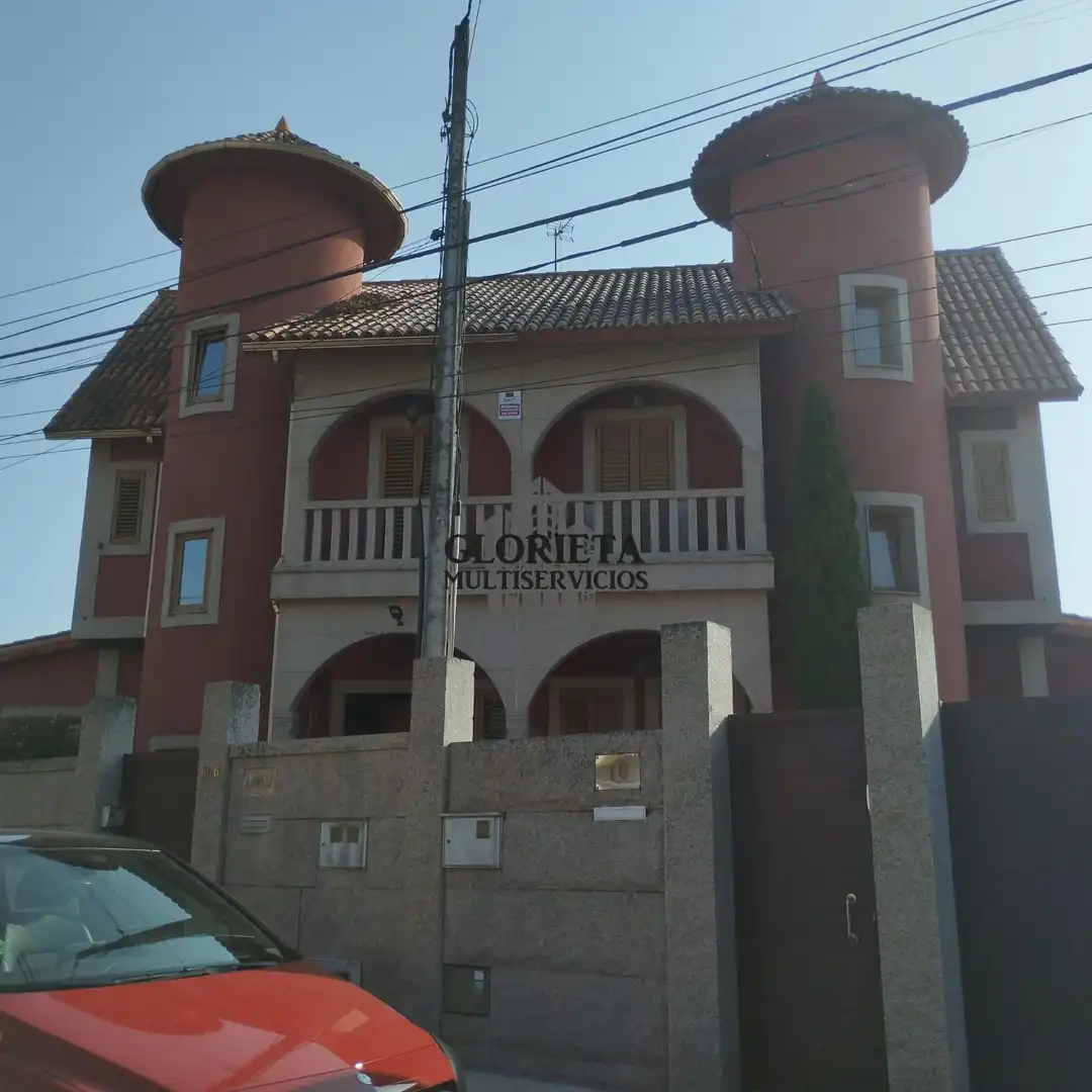 Vista exterior de Casa o xalet en venda en Vigo  amb Calefacció, Terrassa i Traster