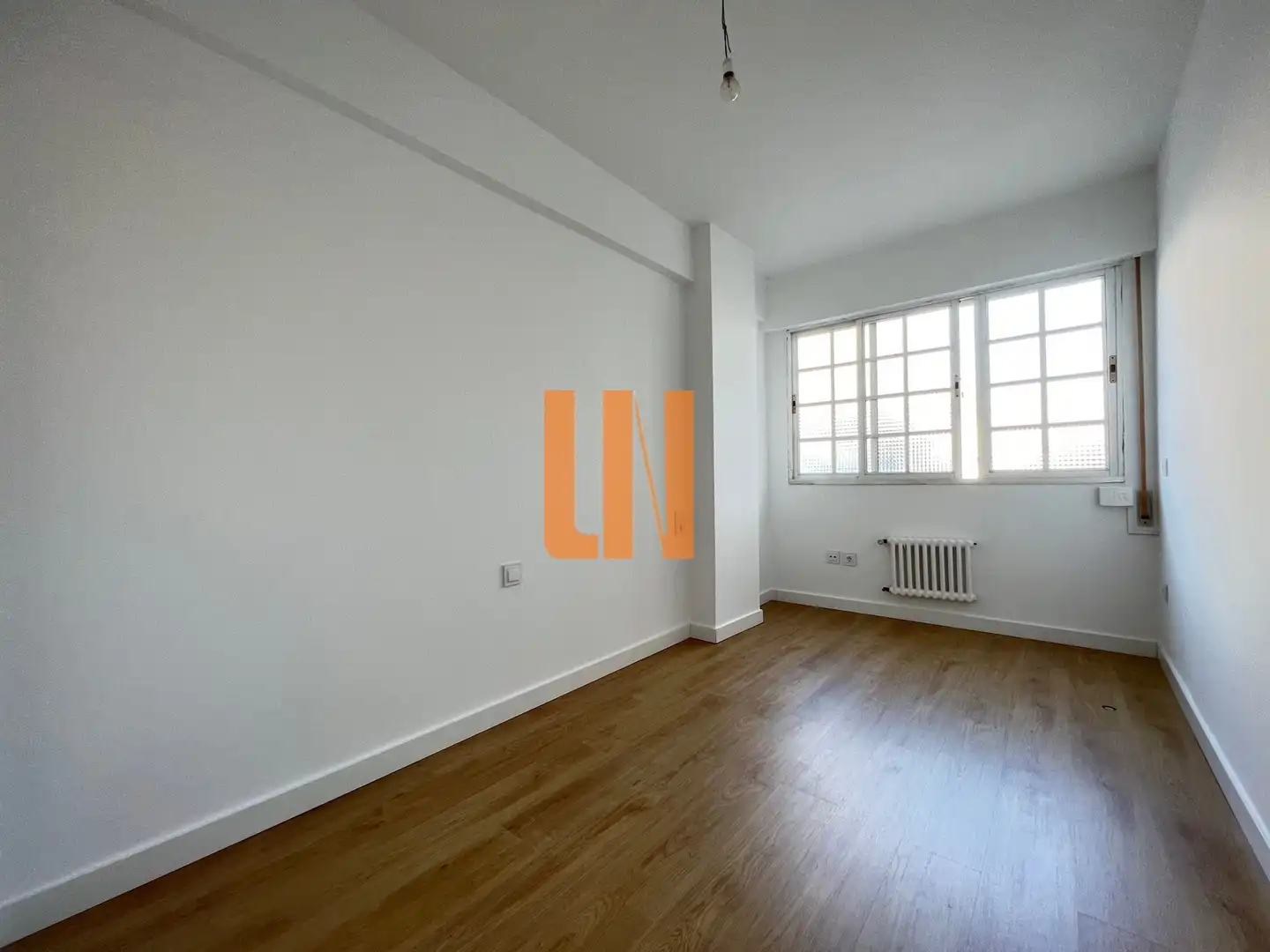 Schlafzimmer von Wohnung zur Miete in A Coruña Capital  mit Heizung, Parkett und Ofen