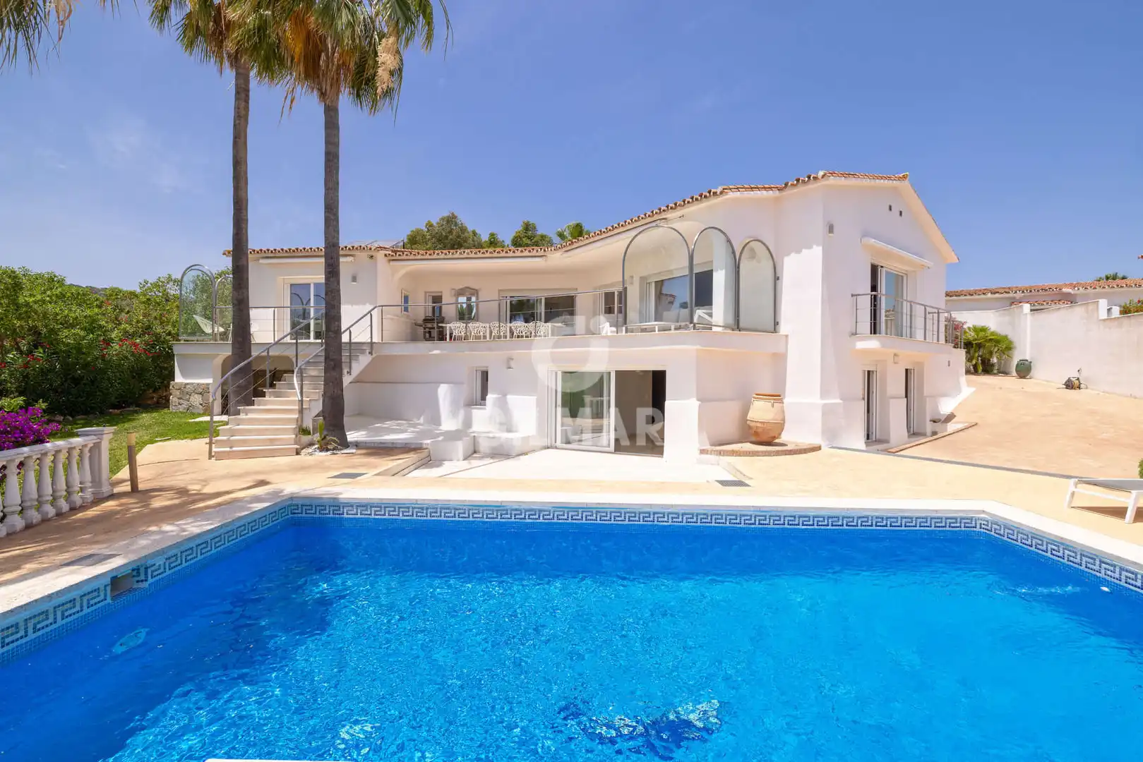 Vista exterior de Casa o xalet en venda en Sotogrande amb Calefacció, Jardí privat i Piscina