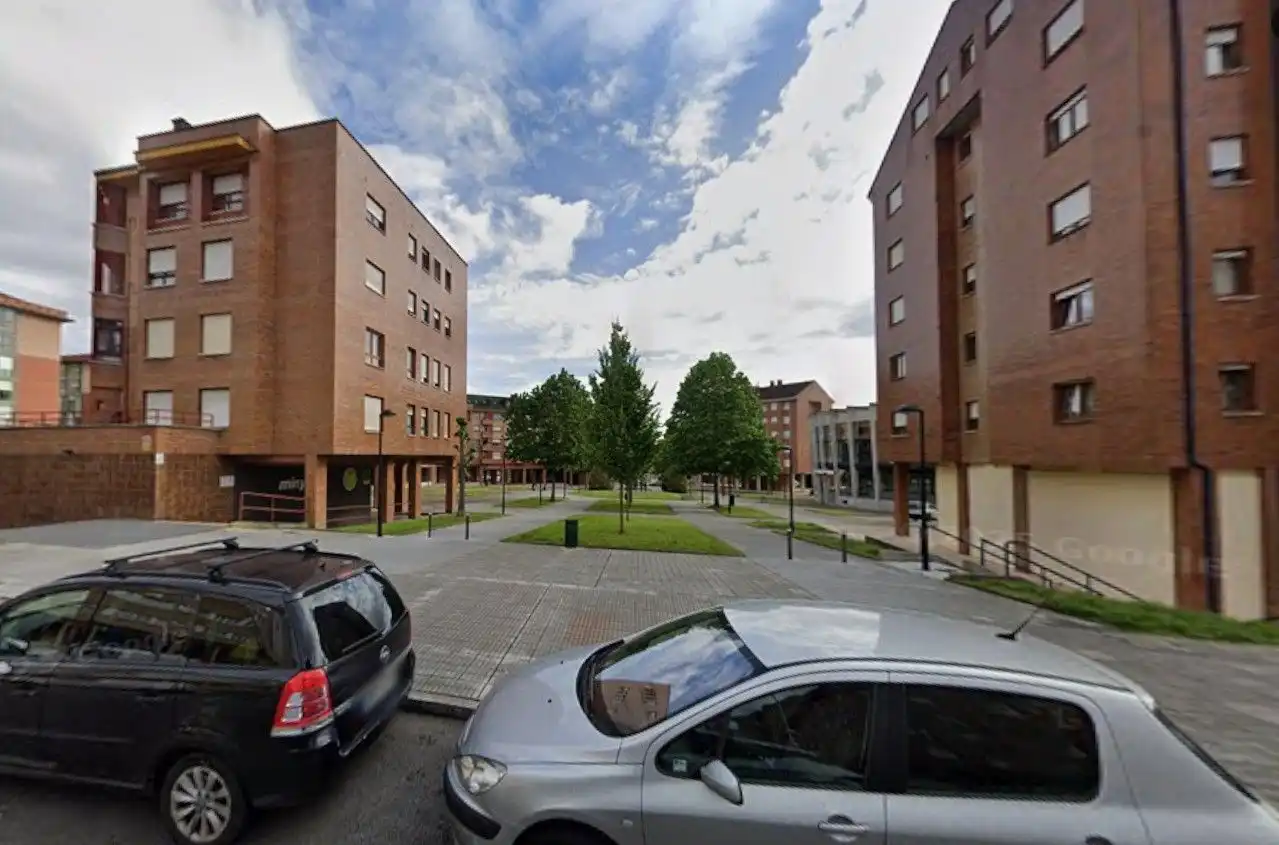 Vista exterior de Piso en venta en Oviedo  con Trastero
