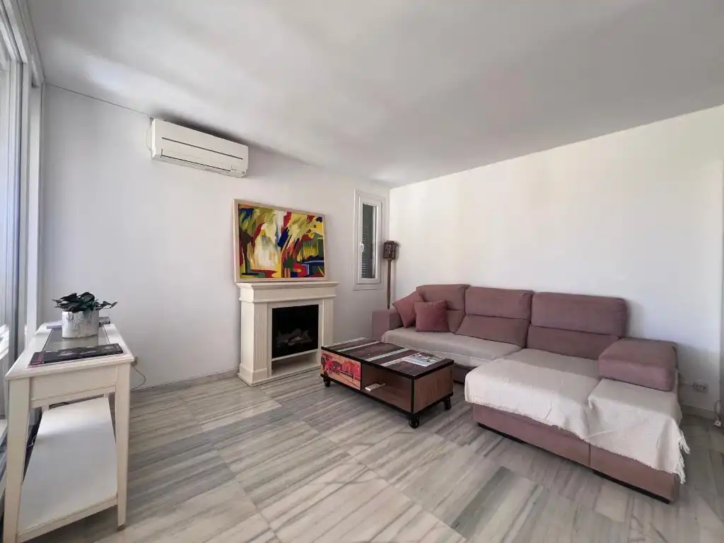 Sala d'estar de Àtic de lloguer en Calvià amb Aire condicionat, Jardí privat i Terrassa