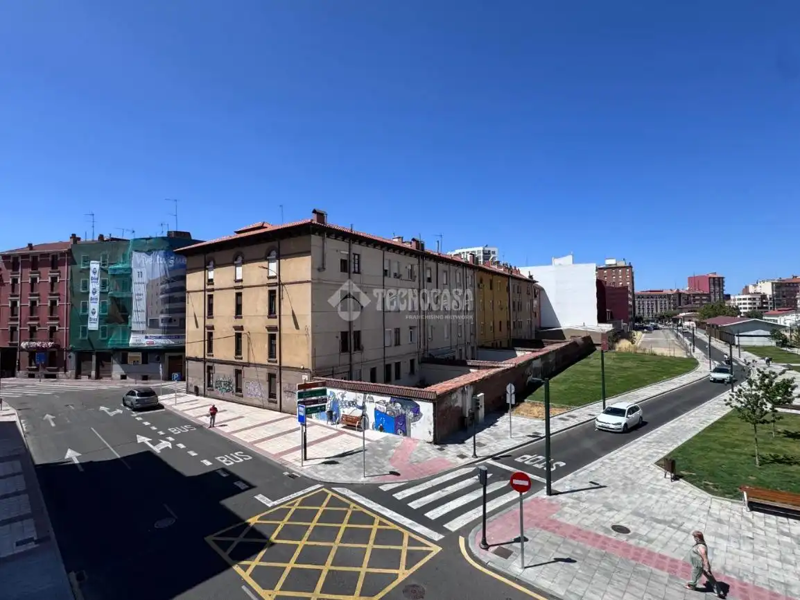 Exterior view of Flat for rent in León Capital   with Heating, Parquet flooring and Terrace