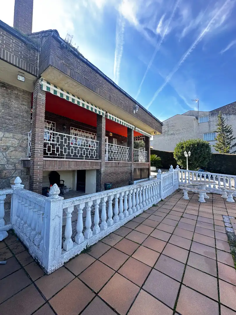 Vista exterior de Casa o chalet en venta en Las Rozas de Madrid con Aire acondicionado, Calefacción y Jardín privado