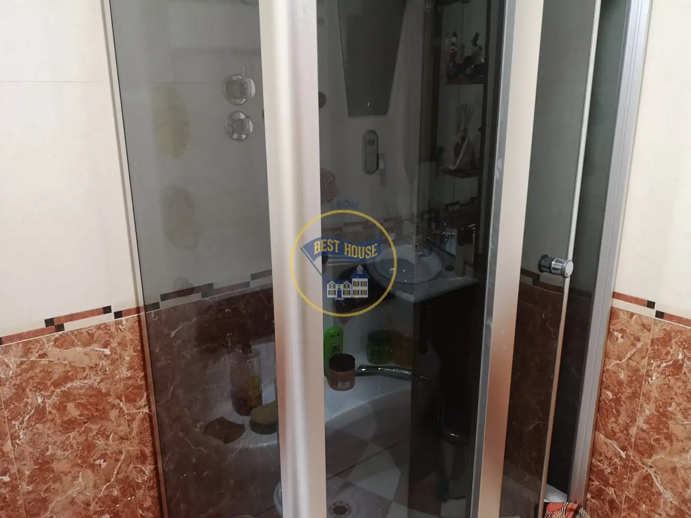 Baño de Finca rústica en venta en León Capital  con Calefacción, Jardín privado y Terraza