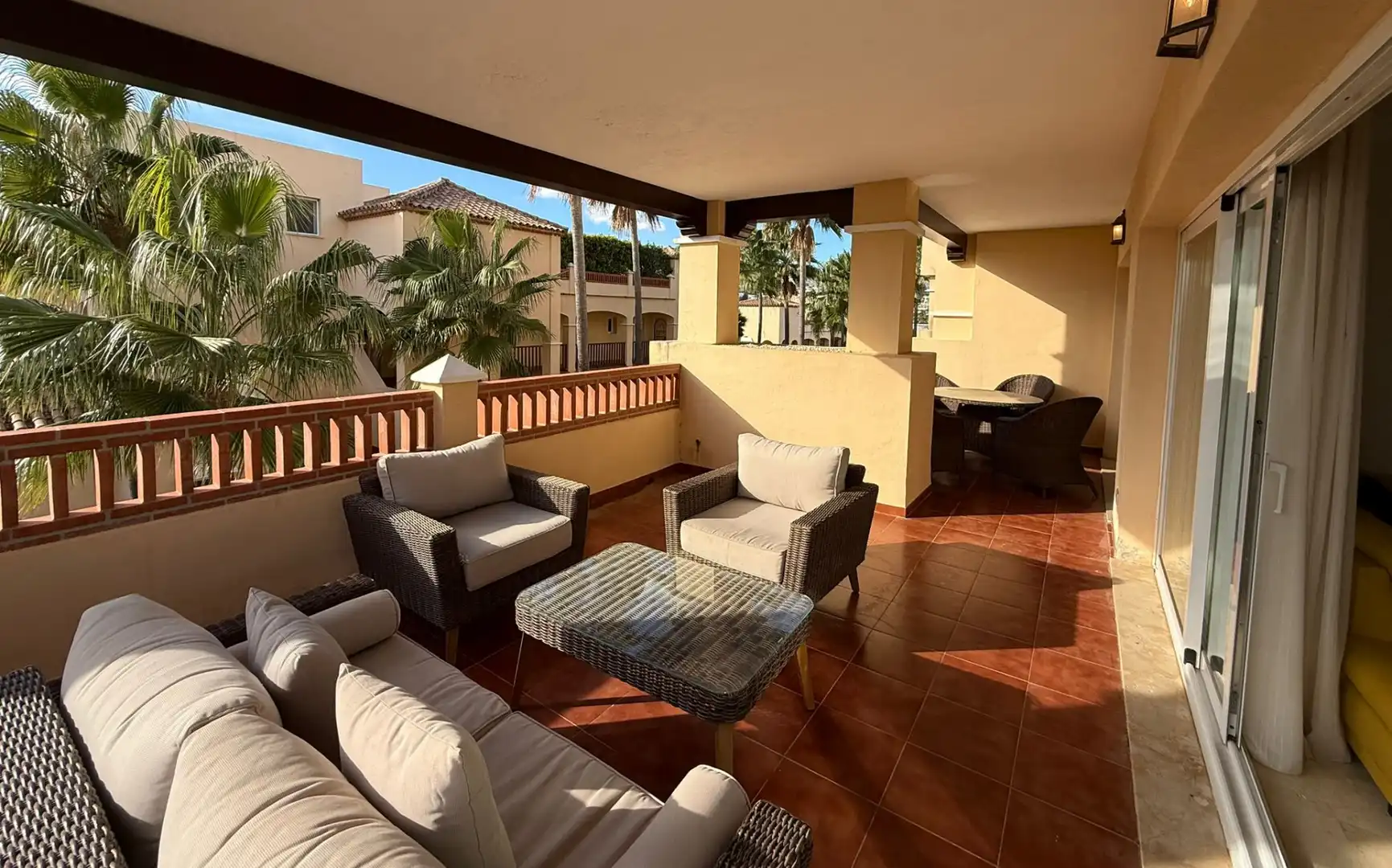 Terrassa de Apartament de lloguer en Estepona amb Aire condicionat, Terrassa i Piscina