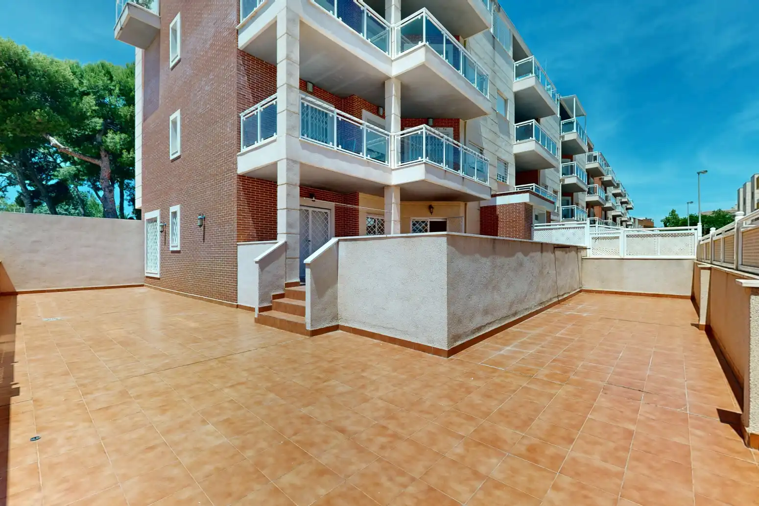 Außenansicht von Wohnung zum Verkauf in Cartagena mit Privatgarten, Terrasse und Abstellraum