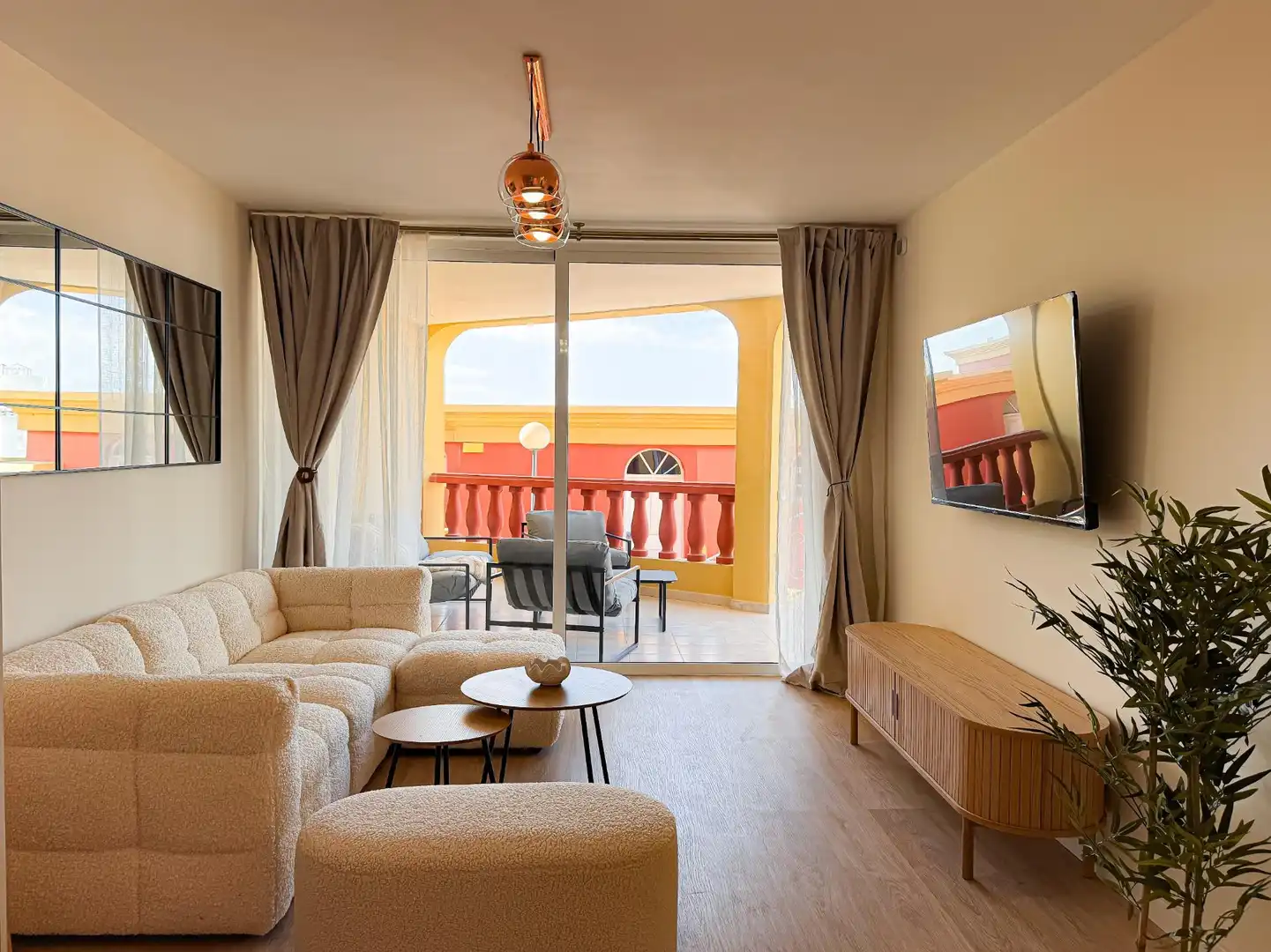 Sala d'estar de Apartament en venda en Adeje amb Aire condicionat, Jardí privat i Terrassa