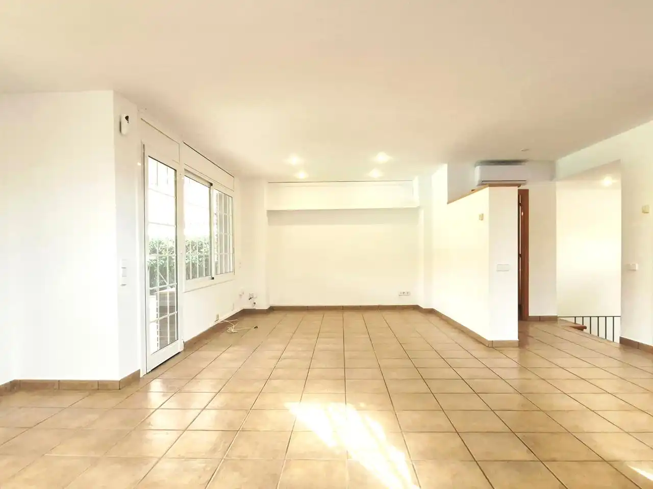 Sala d'estar de Casa o xalet en venda en Matadepera amb Aire condicionat, Jardí privat i Terrassa