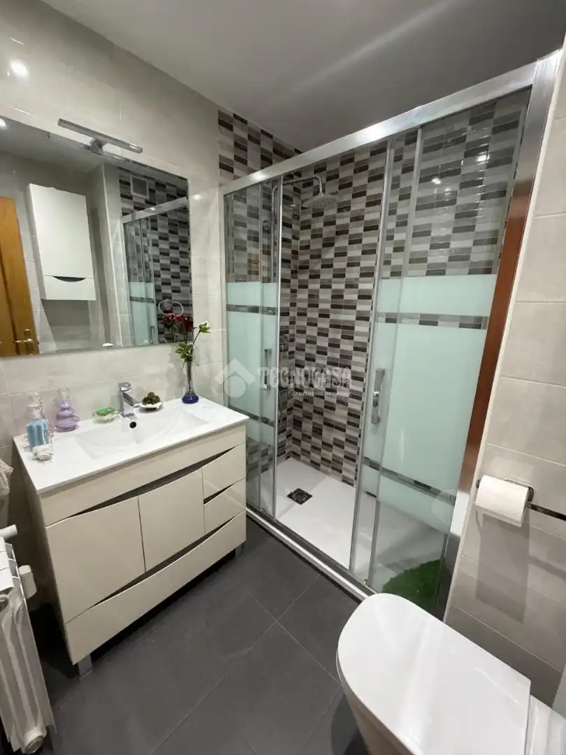 Bathroom of Flat for sale in Fuenlabrada  with Air Conditioner, Heating and Terrace