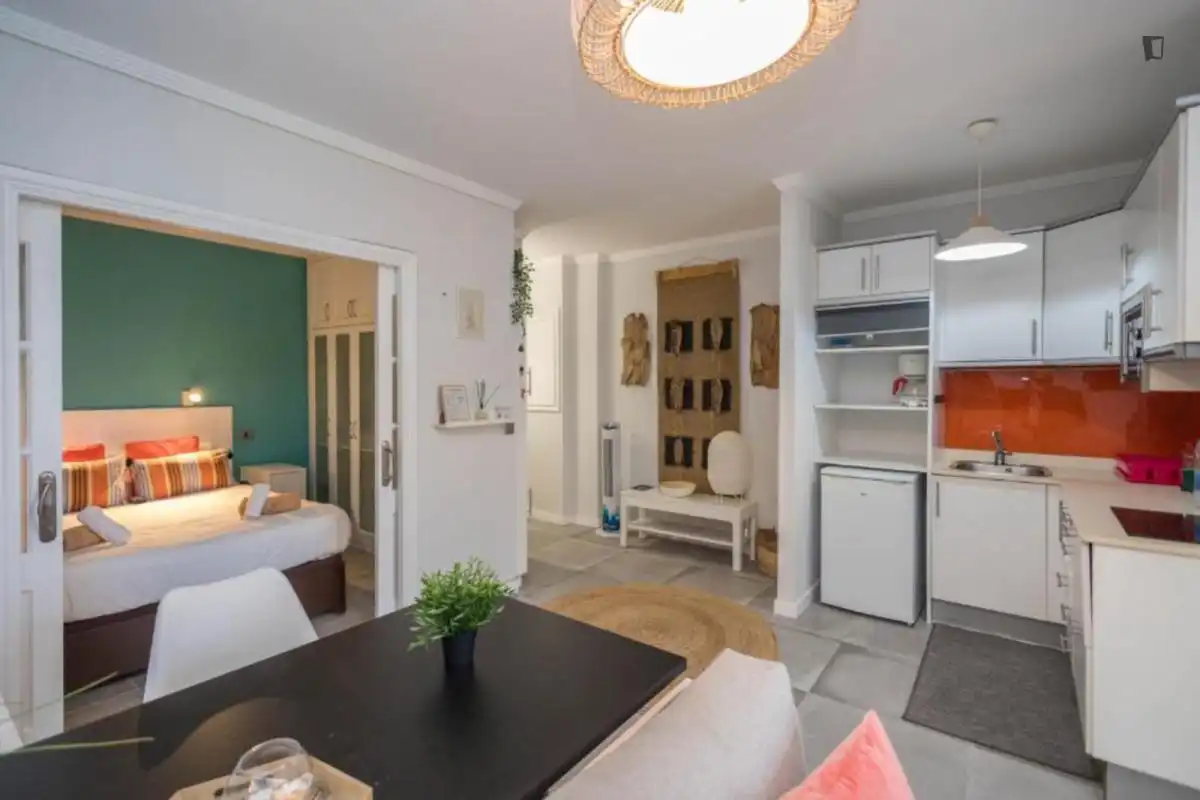 Dormitori de Apartament de lloguer en Las Palmas de Gran Canaria amb Moblat, Rentadora i Microones
