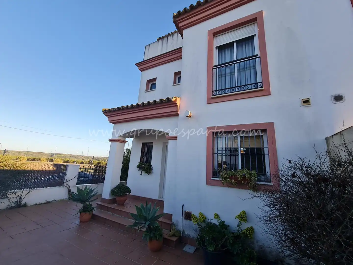Vista exterior de Casa adosada en venta en Huévar del Aljarafe con Aire acondicionado, Jardín privado y Terraza