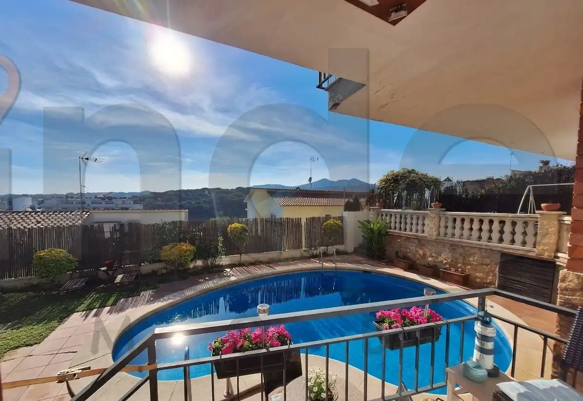 Piscina de Casa o chalet en venta en Arenys de Mar con Calefacción, Jardín privado y Parquet