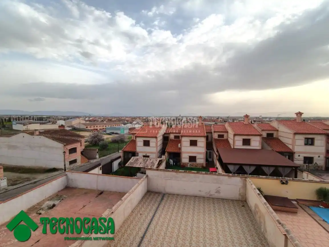 Vista exterior de Casa adosada en venda en Gálvez amb Terrassa