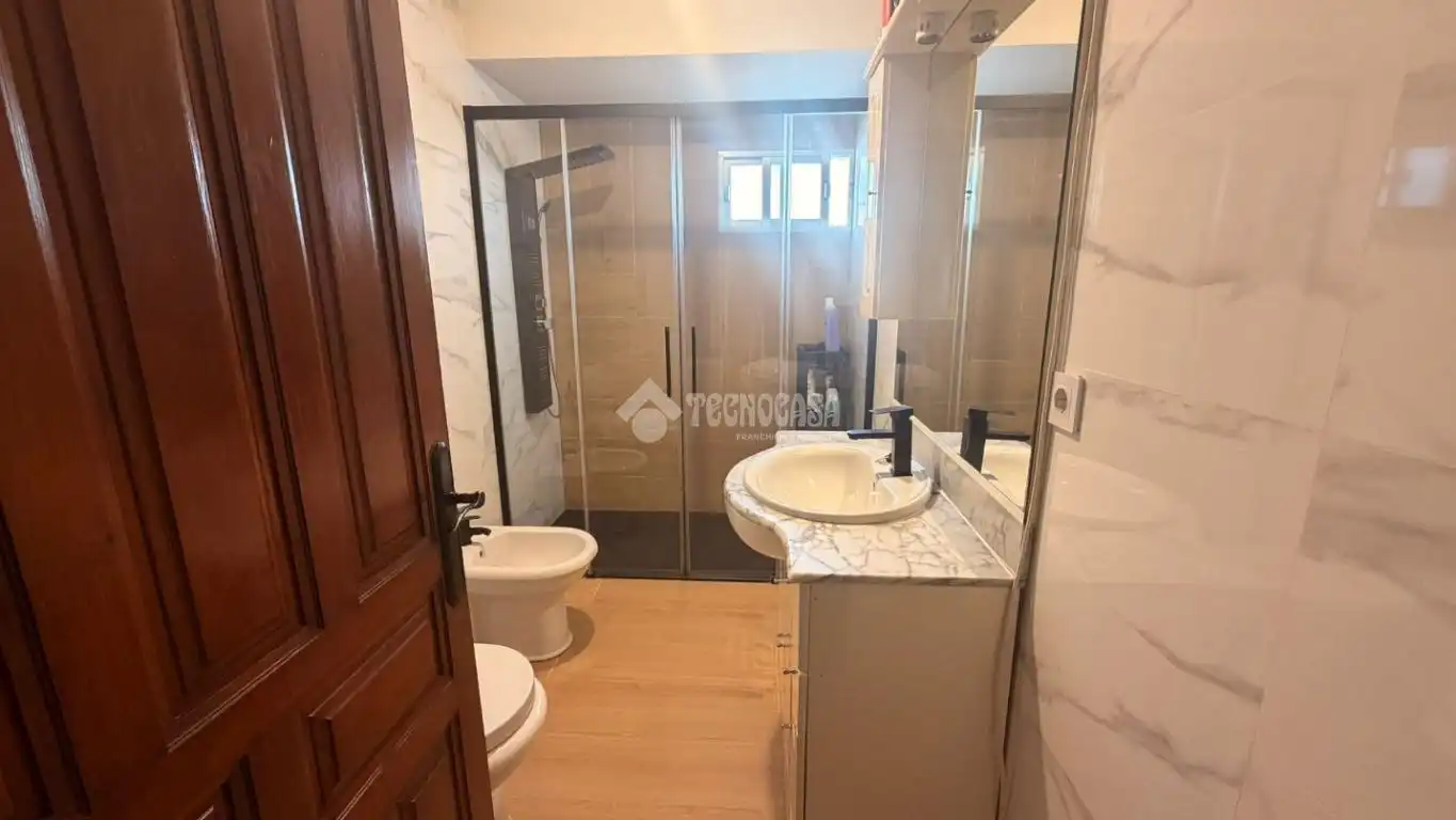 Baño de Piso en venta en Osuna con Calefacción, Terraza y Balcón