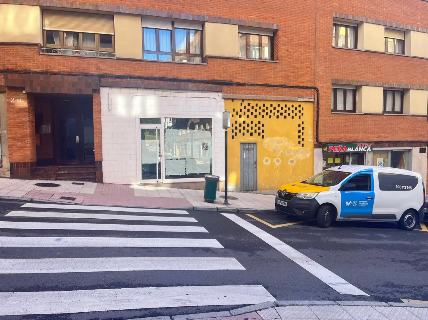 Vista exterior de Local en venta en Oviedo 