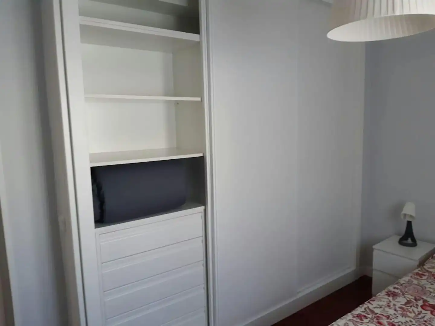 Bedroom of Flat for share in Madrid  with Private garden, Washing machine and TV