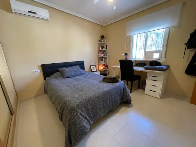 Dormitori de Casa o xalet en venda en Alicante / Alacant amb Aire condicionat, Calefacció i Jardí privat
