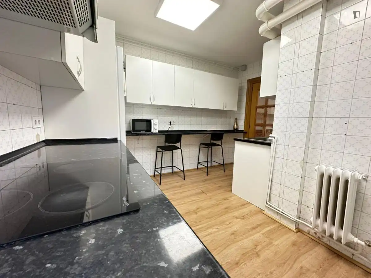 Cuina de Apartament per a compartir en Fuenlabrada amb Calefacció, Moblat i Microones