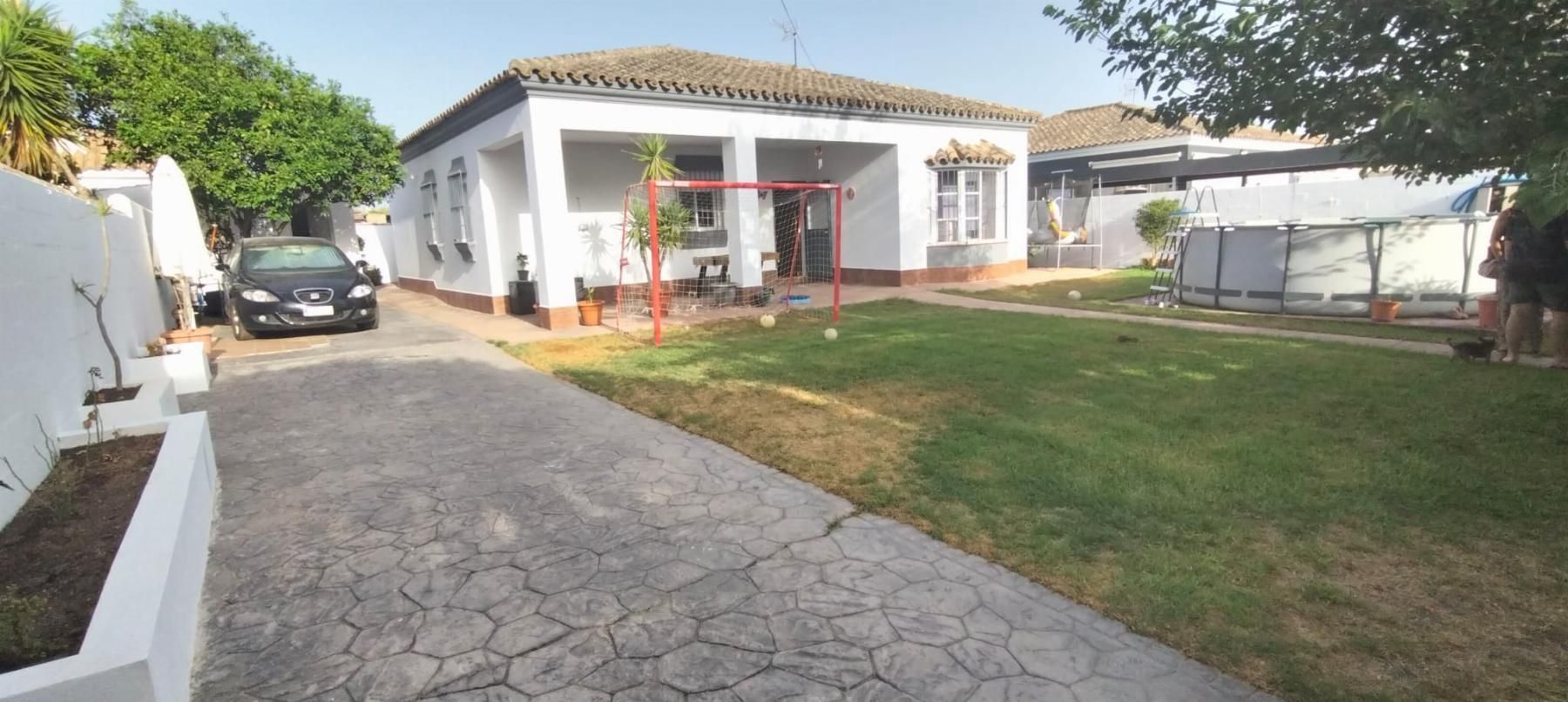 Vista exterior de Casa o chalet en venta en Chiclana de la Frontera con Aire acondicionado, Terraza y Trastero