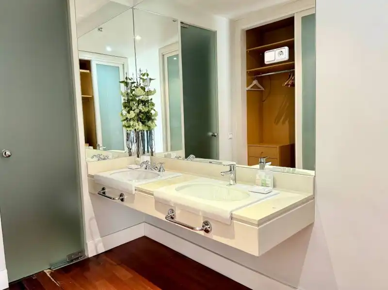 Bathroom of Apartments for rent in Madrid  with Air Conditioner, Private garden and Parquet flooring