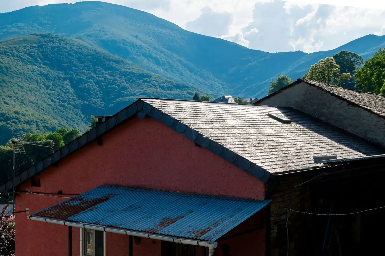 Vista exterior de Casa o chalet en venta en Vega de Valcarce con Calefacción, Jardín privado y Terraza