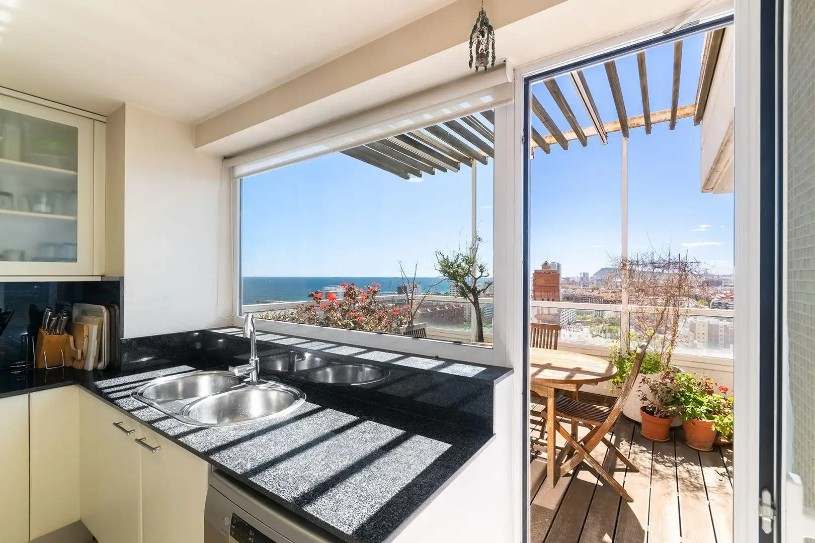 Terrasse von Maisonette zum Verkauf in Barcelona mit Klimaanlage, Heizung und Privatgarten