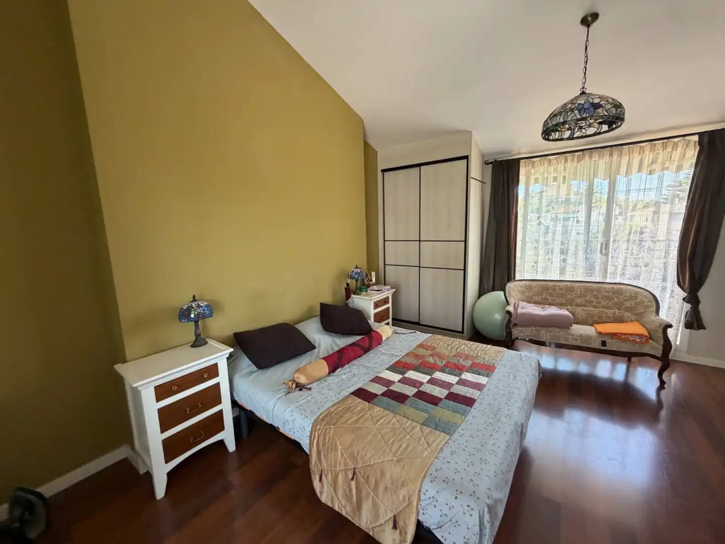 Schlafzimmer von Einfamilien-Reihenhaus zum Verkauf in Sitges mit Klimaanlage, Heizung und Privatgarten
