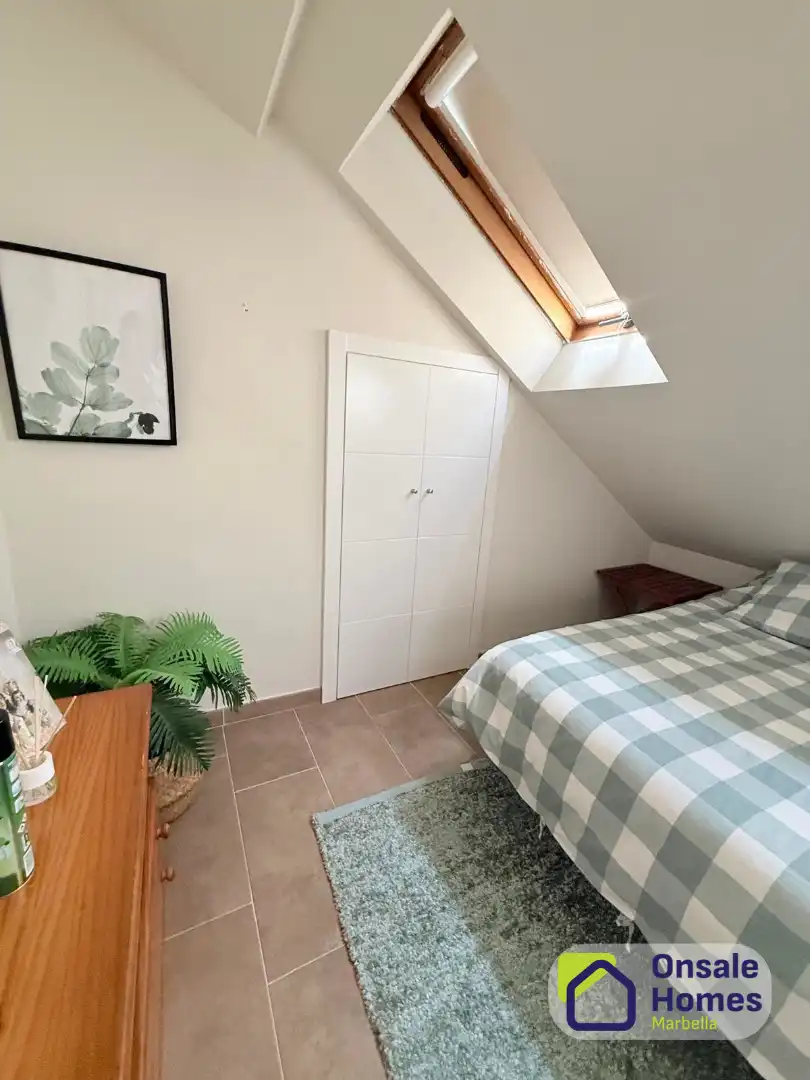 Habitación de Casa adosada de alquiler con opción a compra en Marbella con Terraza, Amueblado y Piscina comunitaria