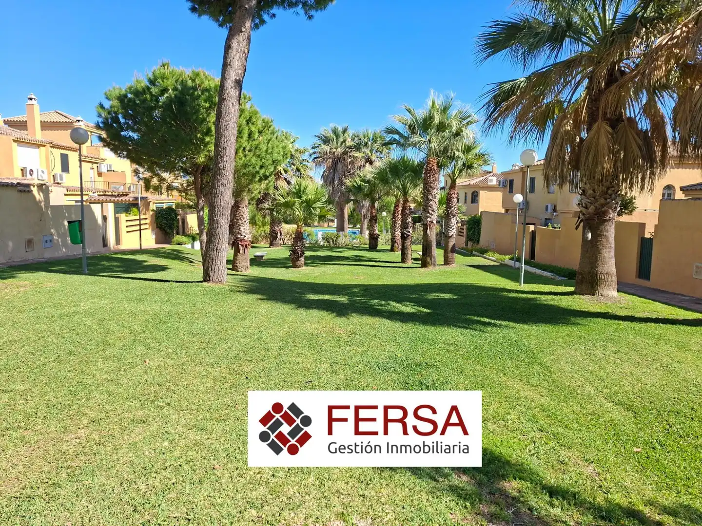 Vista exterior de Casa adosada en venda en El Puerto de Santa María amb Aire condicionat, Calefacció i Jardí privat