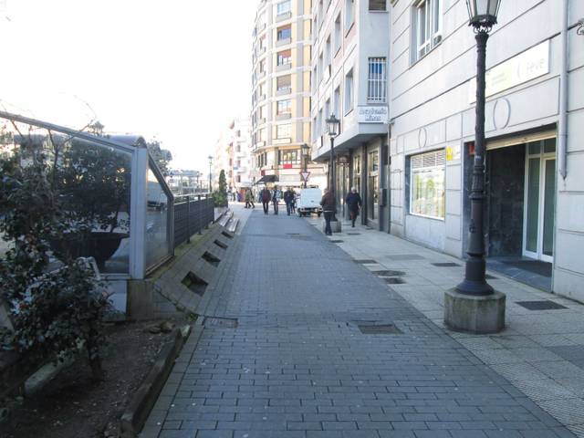 Local comercial en Alquiler en Calle Ingeniero Marquina en Ciudad Naranco - Prados de La Fuente