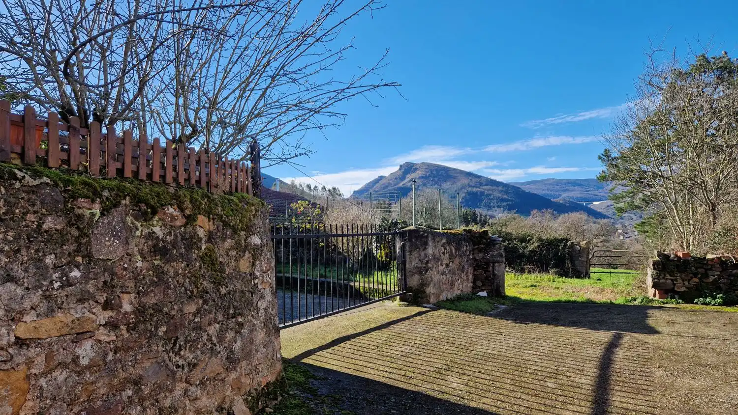 Vista exterior de Casa o xalet en venda en Molledo amb Calefacció, Terrassa i Traster