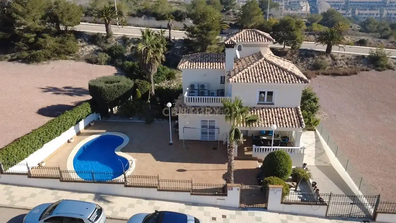 Vista exterior de Casa o xalet en venda en Orihuela amb Jardí privat, Traster i Piscina