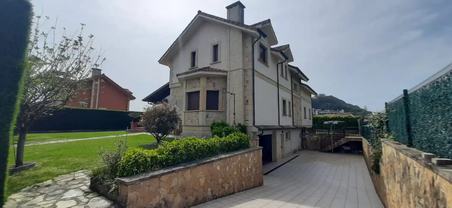 Vista exterior de Casa o xalet en venda en Argoños  amb Calefacció