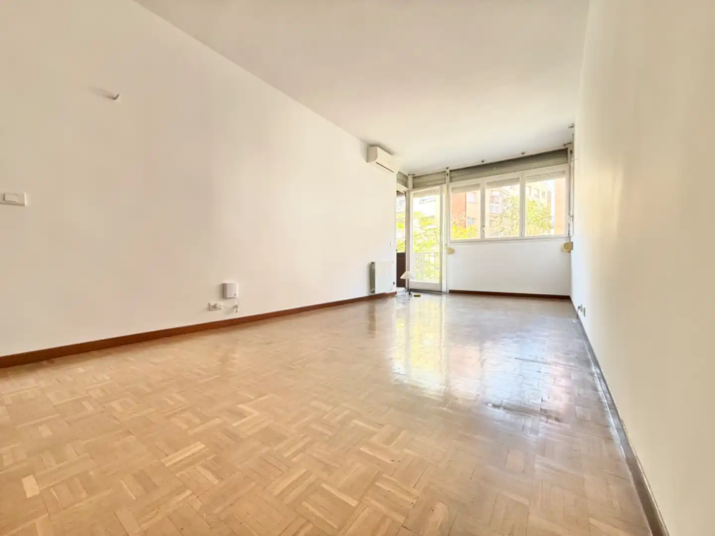 Living room of Flat for sale in Sant Just Desvern  with Air Conditioner, Heating and Parquet flooring