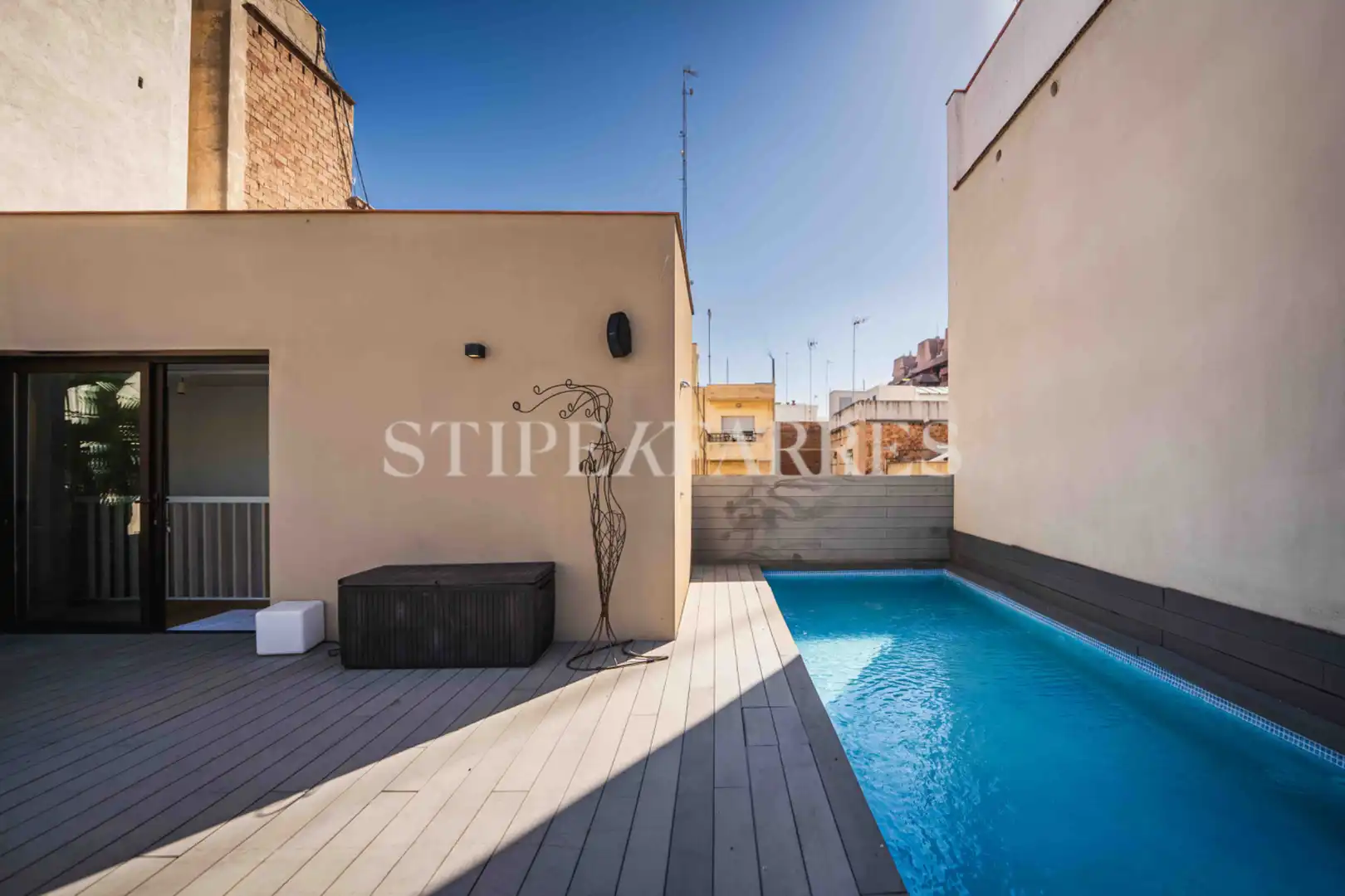 Piscina de Casa adosada en venta en Barcelona con Aire acondicionado, Calefacción y Jardín privado
