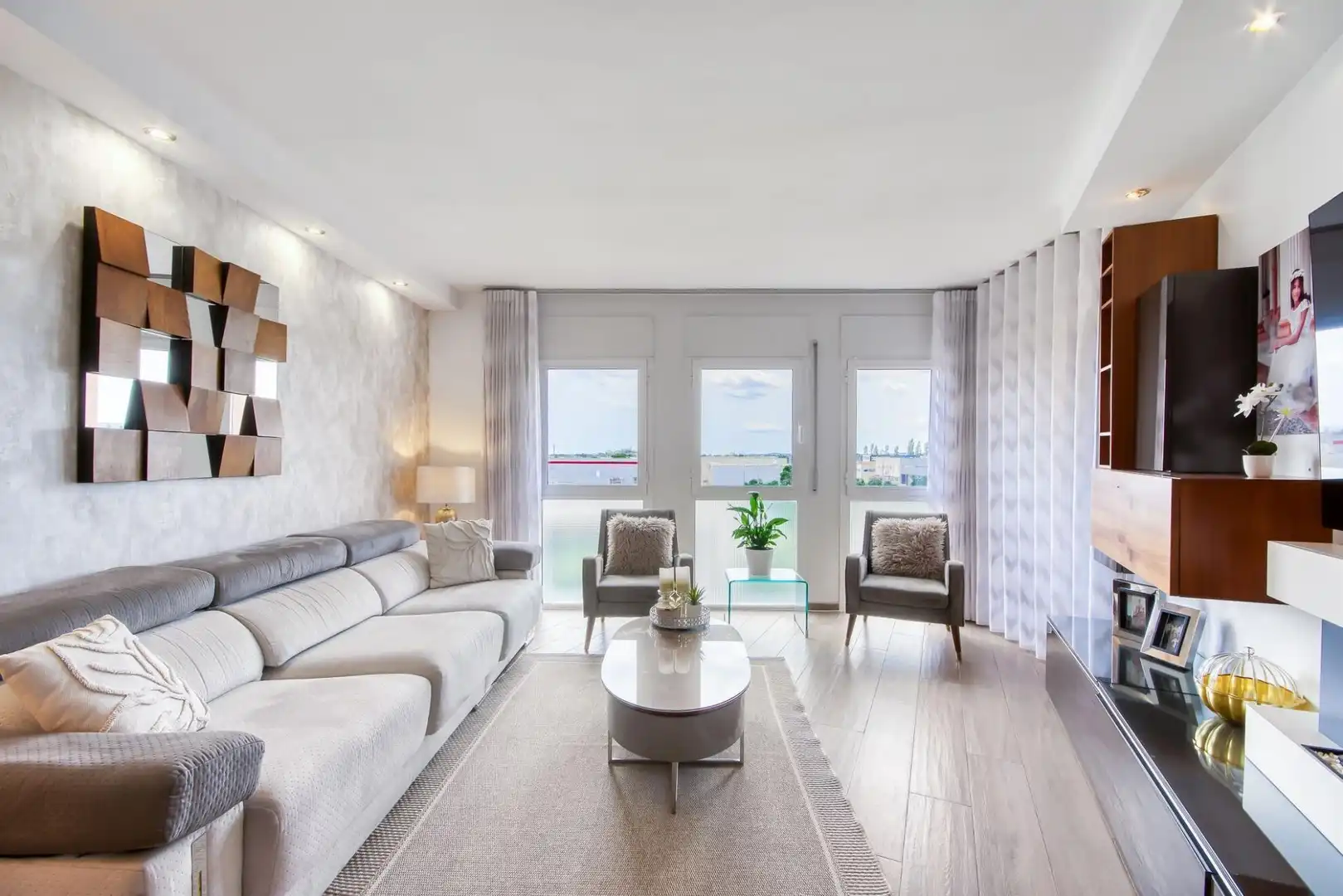 Living room of Flat for sale in Figueres  with Terrace, Oven and Microwave
