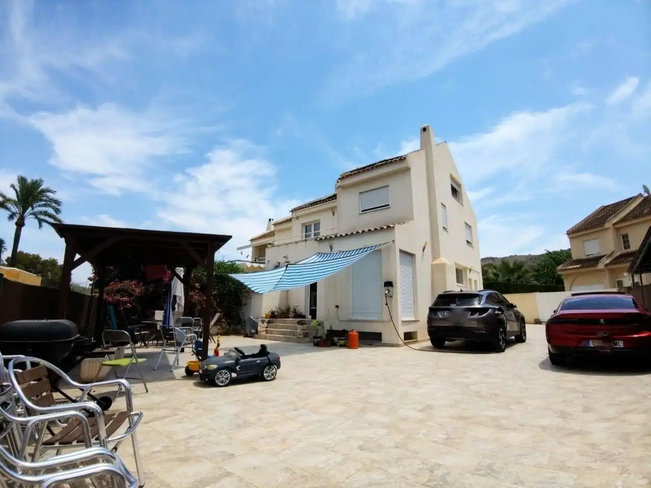 Casa aparellada amb piscina en venda a Calle NAPOLES