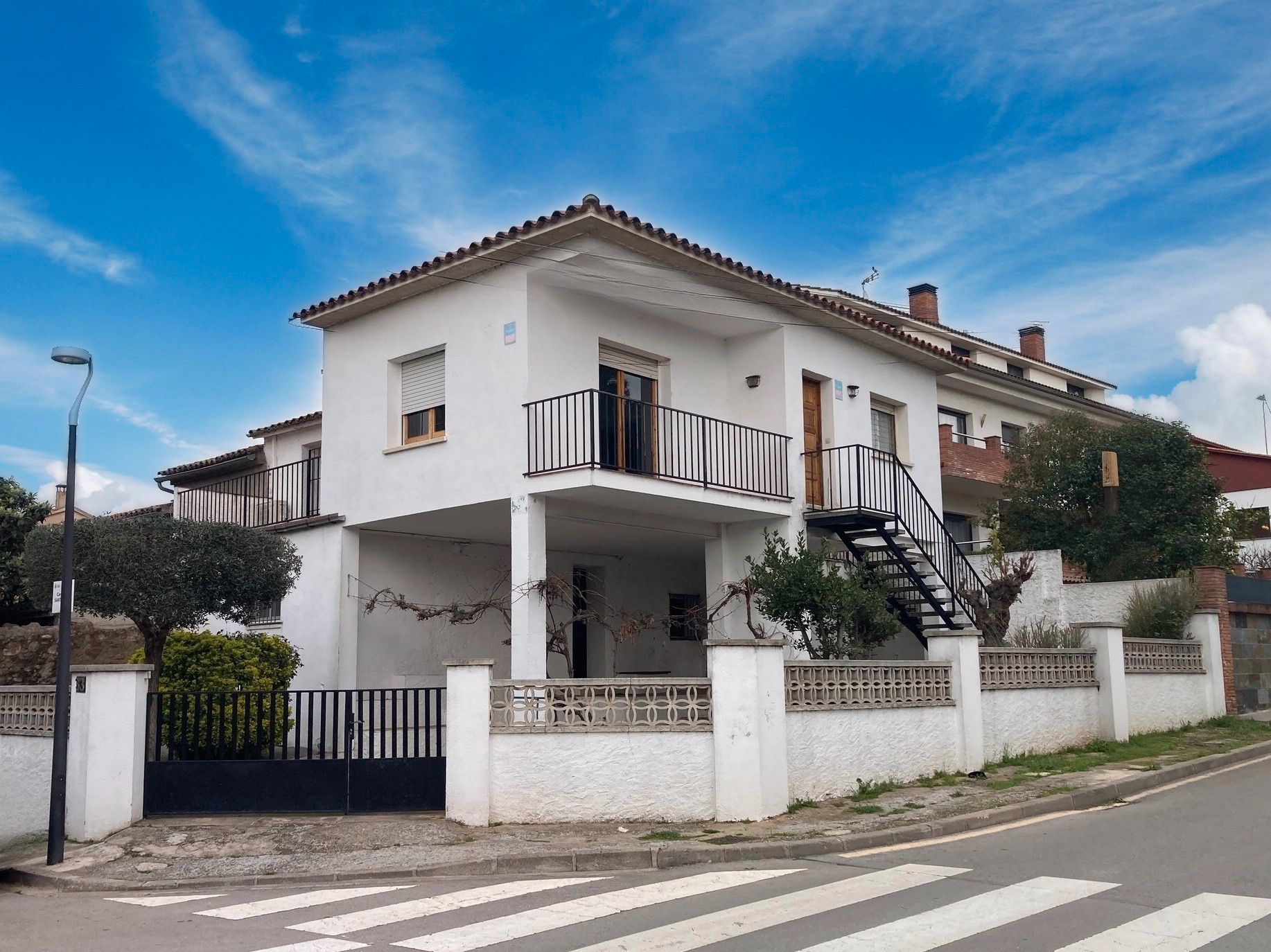 Vista exterior de Casa adosada en venda en Palau-solità i Plegamans amb Aire condicionat i Jardí privat