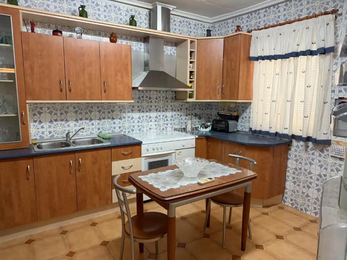 Cuina de Casa adosada en venda en Jaén amb Aire condicionat, Terrassa i Moblat