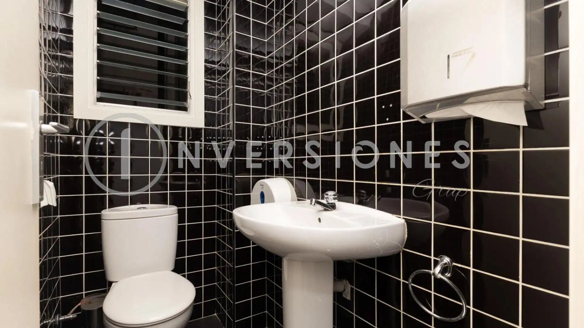 Baño de Oficina de alquiler en Barcelona con Aire acondicionado, Calefacción y Terraza