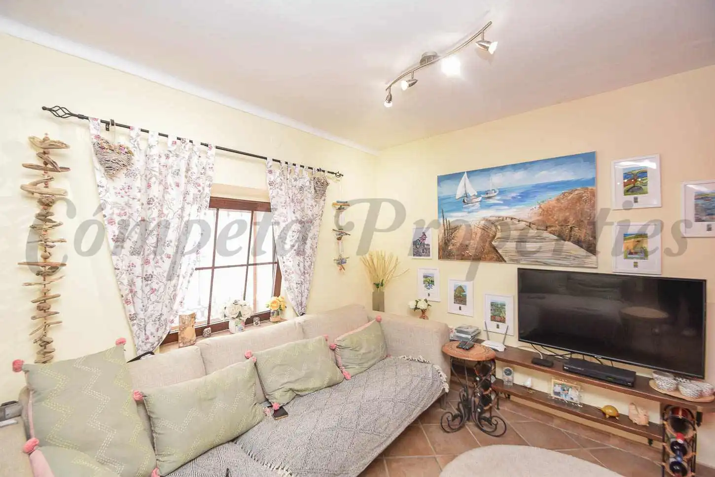 Sala d'estar de Casa o xalet en venda en Torrox amb Calefacció, Terrassa i Traster
