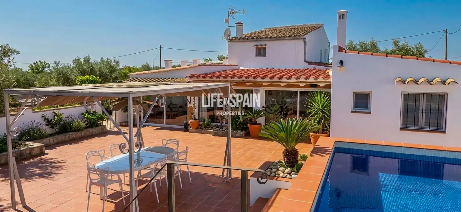 Country house with pool for sale in Camarles