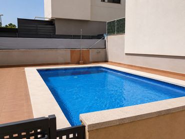 Casa aparellada amb piscina en venda a Santa Pola ciudad