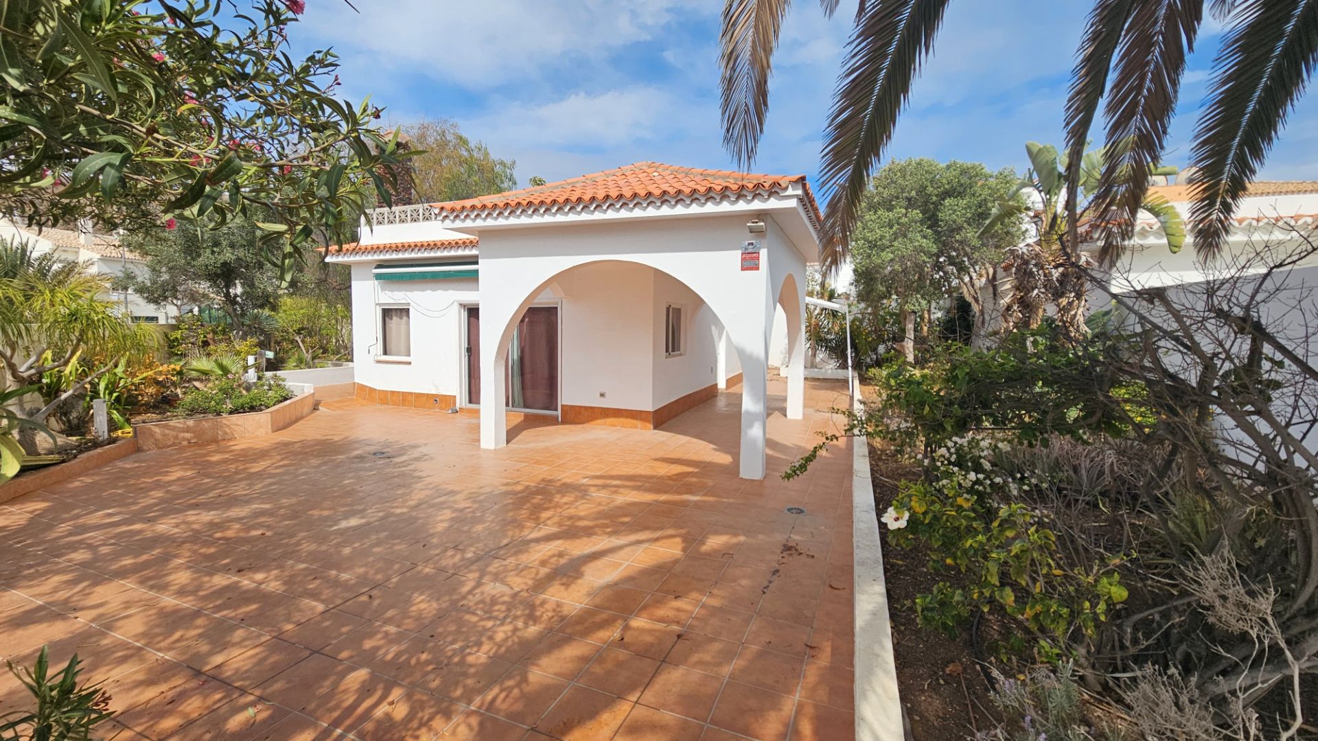 Vista exterior de Casa o xalet en venda en Arona amb Jardí privat, Terrassa i Forn