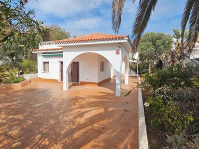 Vista exterior de Casa o xalet en venda en Arona amb Jardí privat, Terrassa i Forn