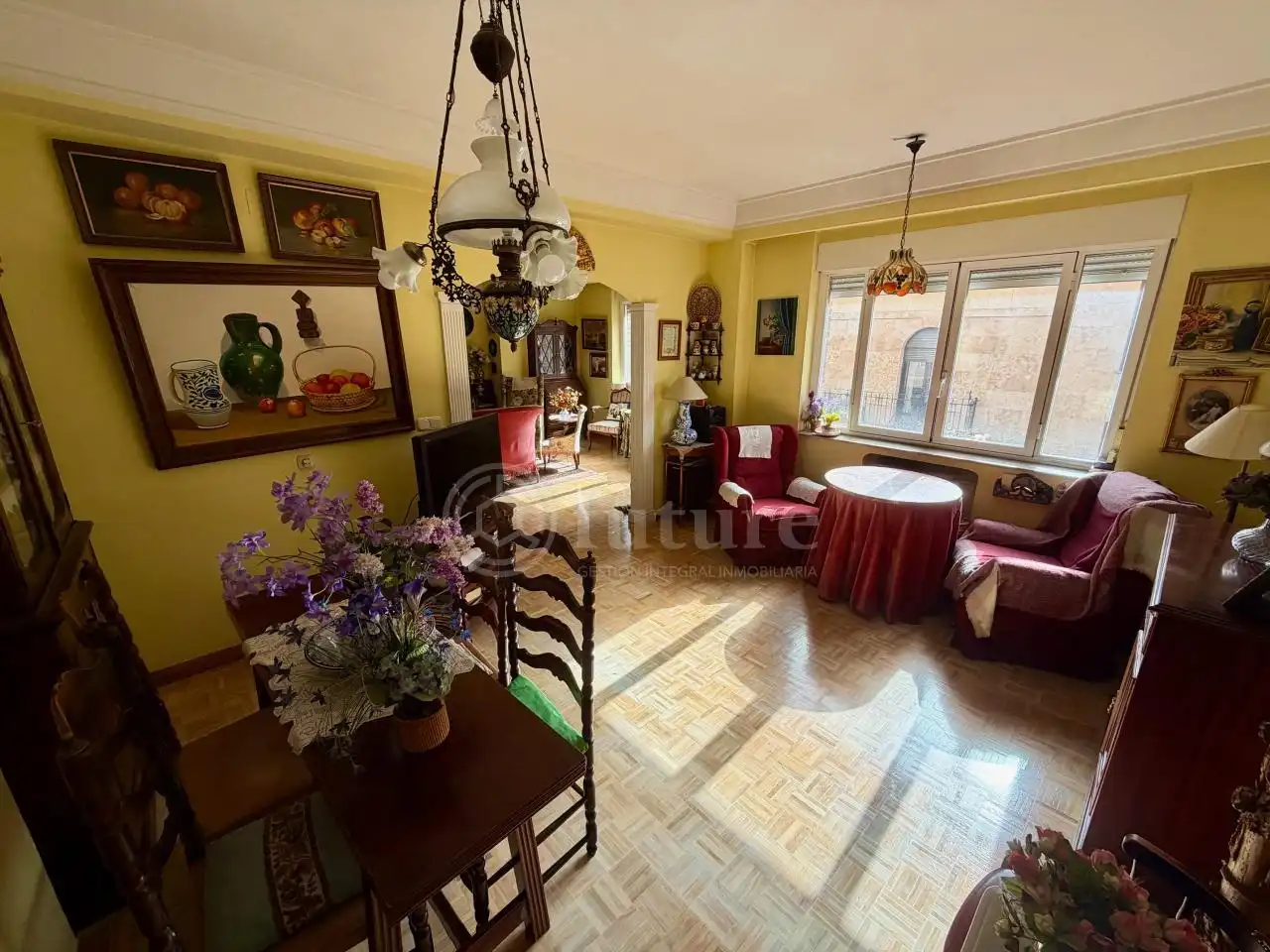Sala d'estar de Pis en venda en Salamanca amb Calefacció, Parquet i Moblat