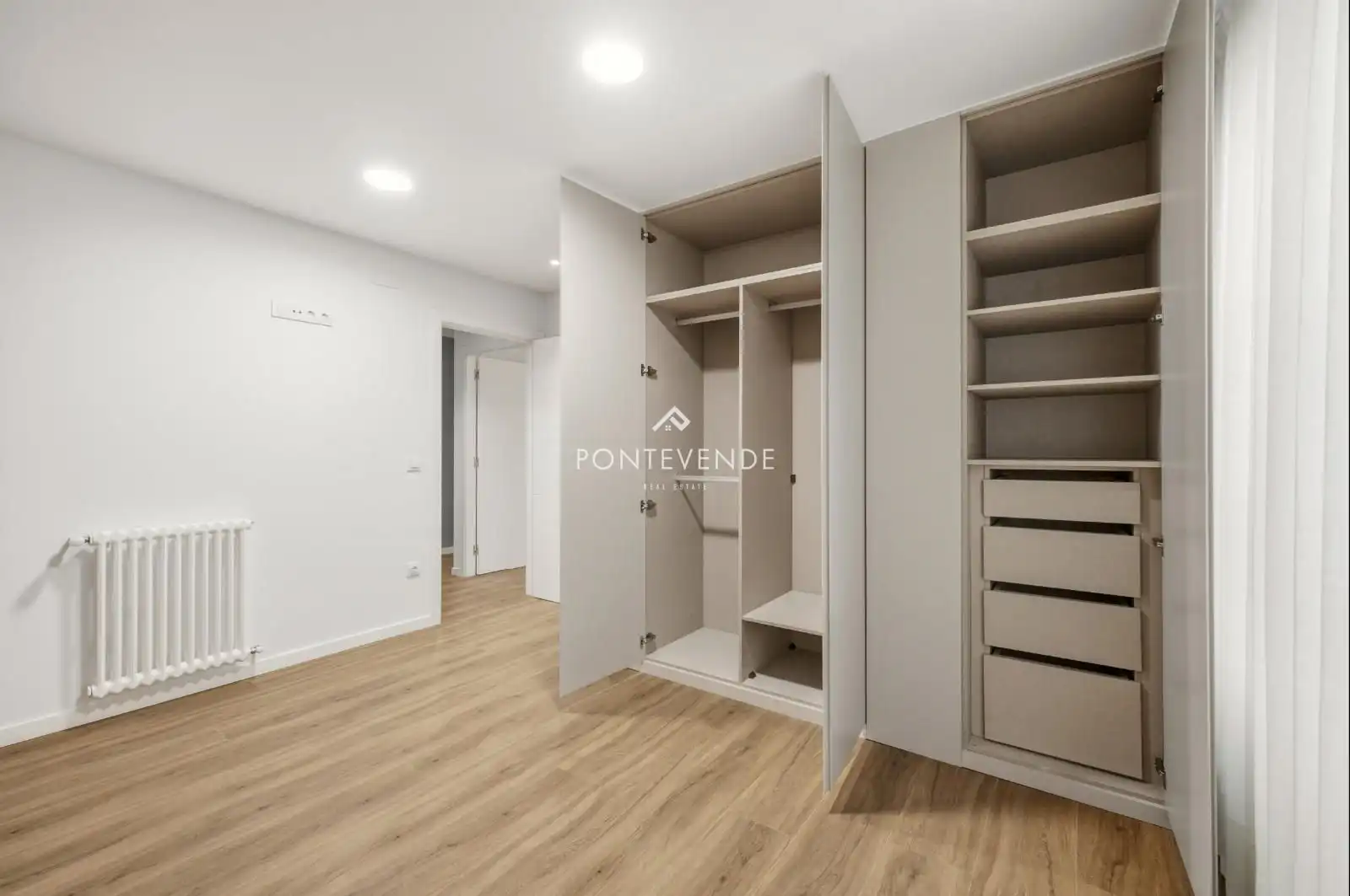 Bedroom of Flat for sale in Pontevedra Capital   with Heating and Storage room