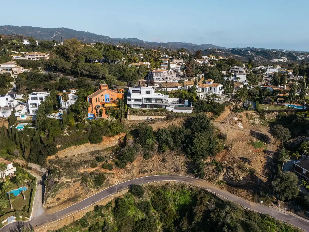 Vista exterior de Casa o xalet en venda en Marbella amb Aire condicionat, Jardí privat i Terrassa