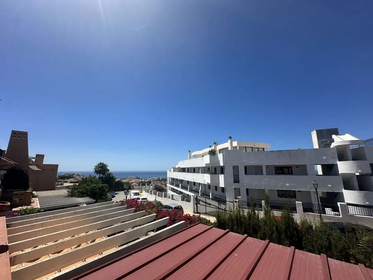 Vista exterior de Casa o xalet en venda en Mijas amb Aire condicionat, Jardí privat i Terrassa