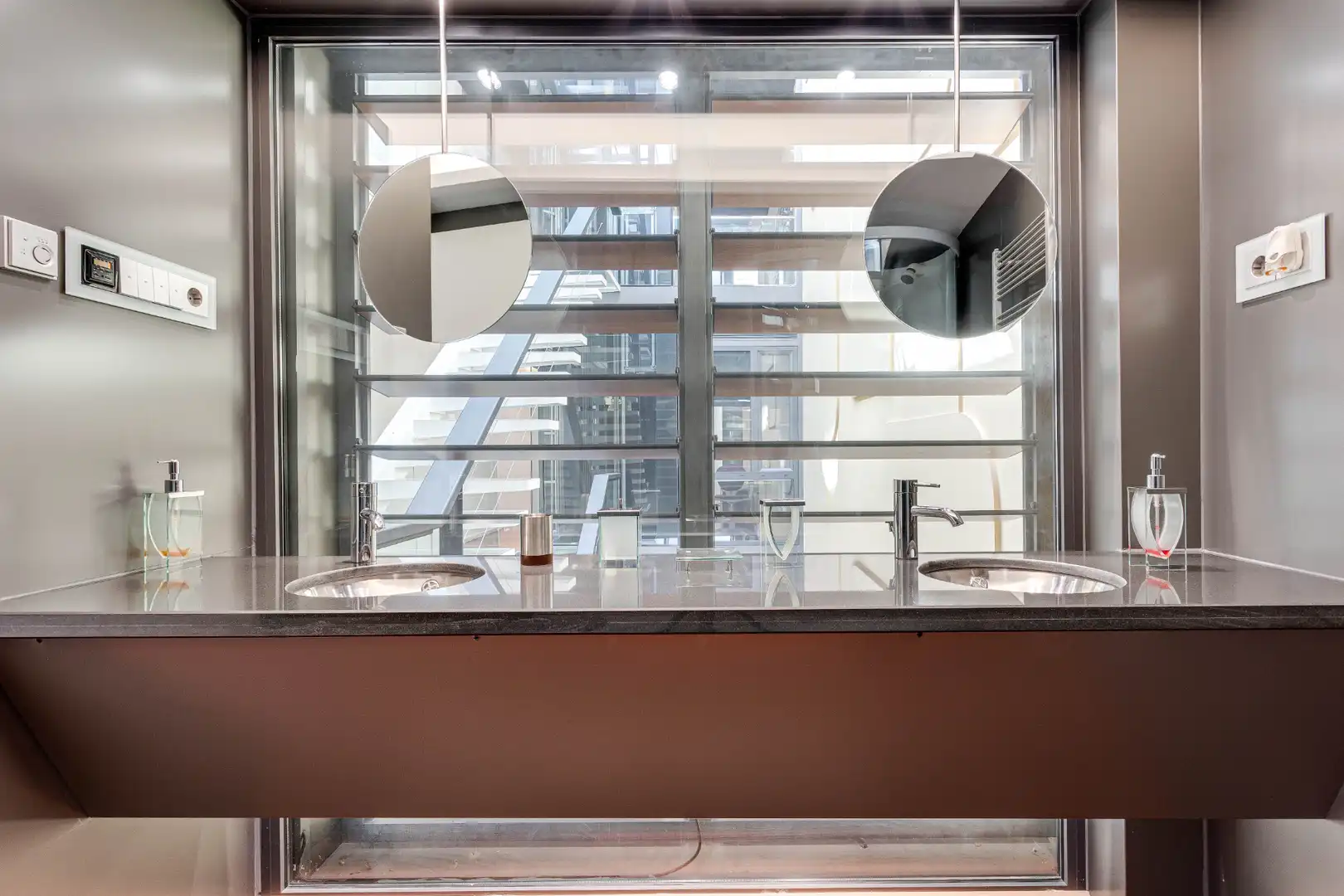 Baño de Casa adosada en venta en Barcelona con Aire acondicionado, Calefacción y Jardín privado